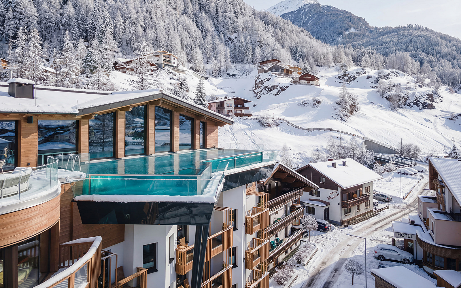 the family-owned five-star hotel Das Central in Sölden