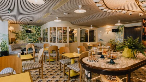 restaurant and lobby space under curved lighting feature in Wilde Porto
