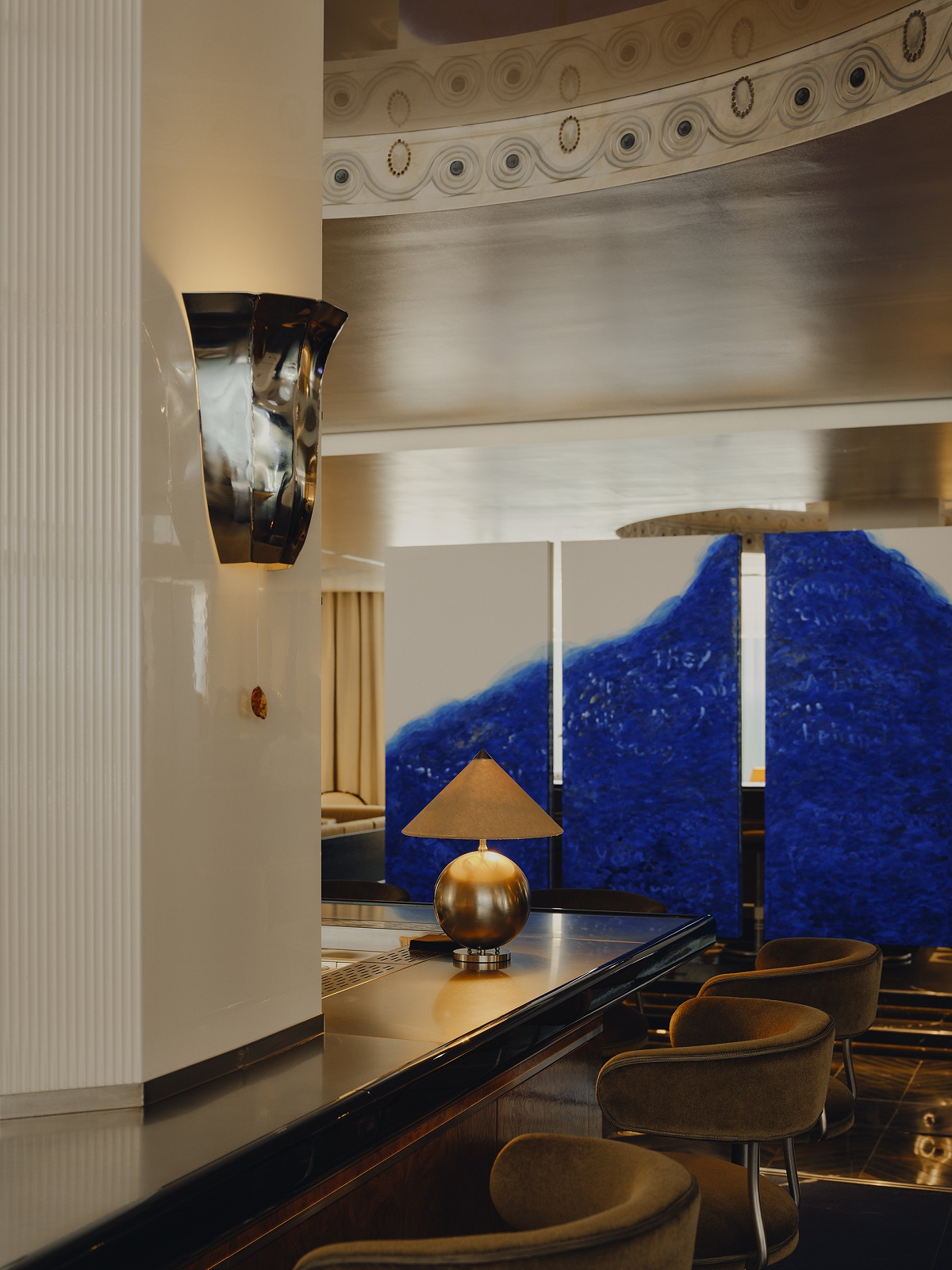 curved blue wall in the lobby The Dean Munich