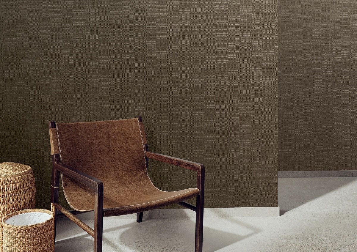 raffia weave wallcovering from Murapsec behind a leather chair