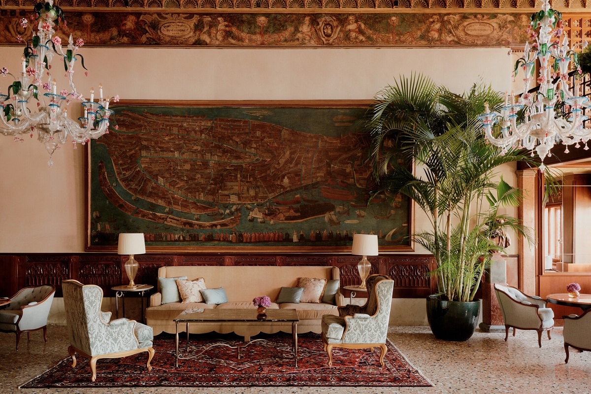 reception and seating with chandelier and wall tapestry - Danieli, Venezia, A Four Seasons Hotel 