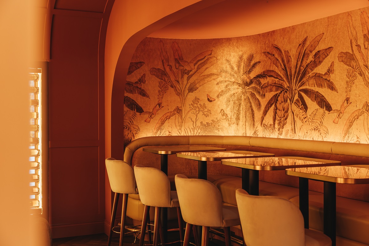 bar alcove with mosaic detail on wall