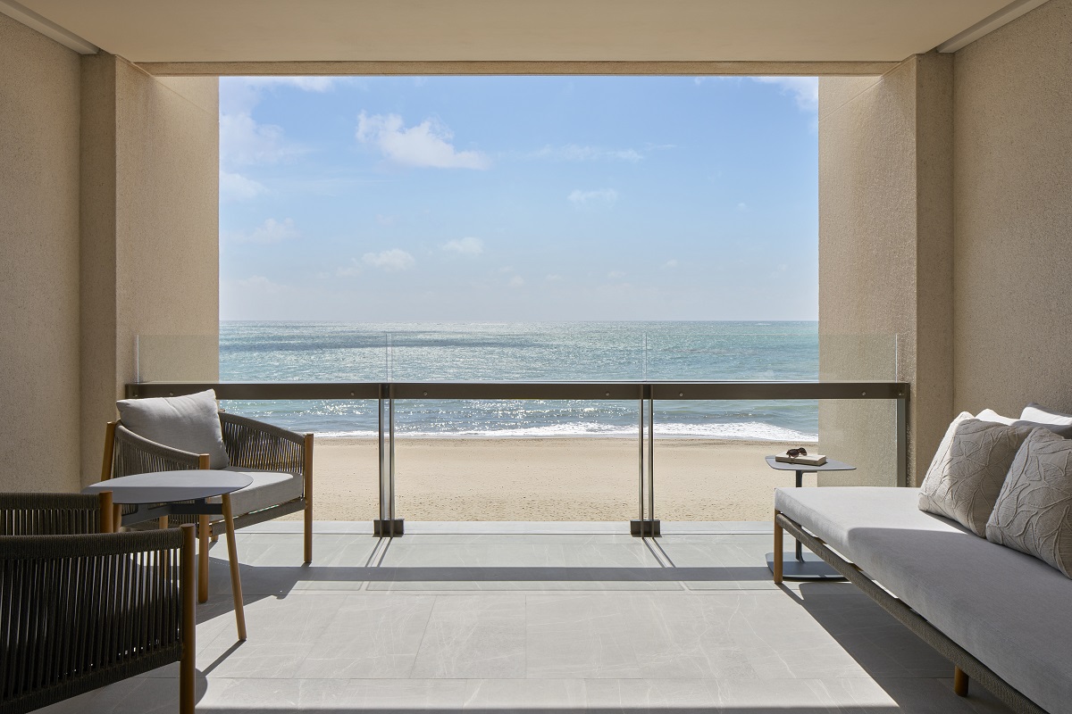 private terrace in PArk Hyatt with view onto the beach