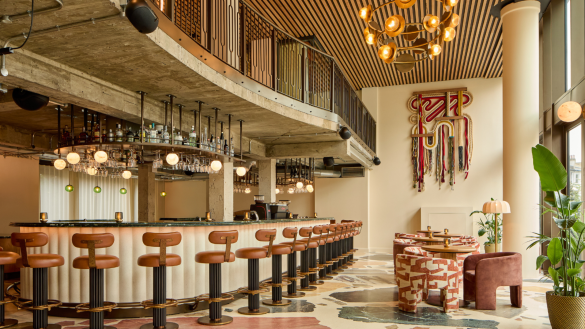 Hotel Indigo London K West in Shepherd’s Bush, bar view