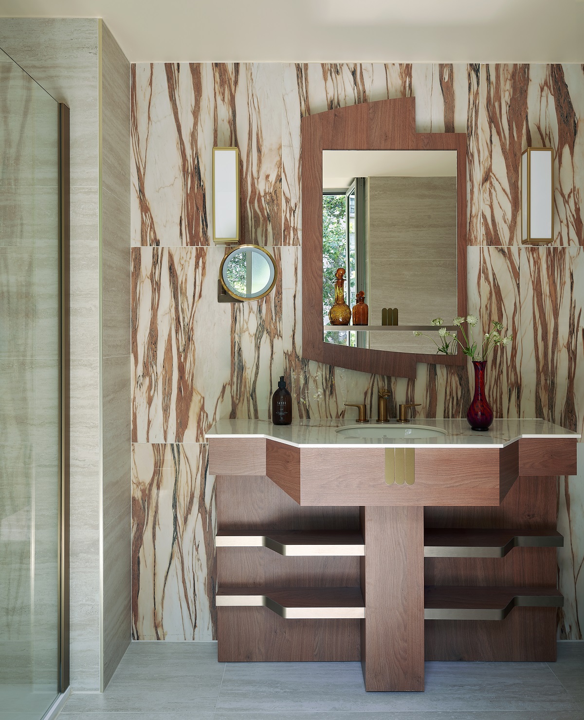 brown and terracotta marble bathroom in Hôtel La Bourdonnais