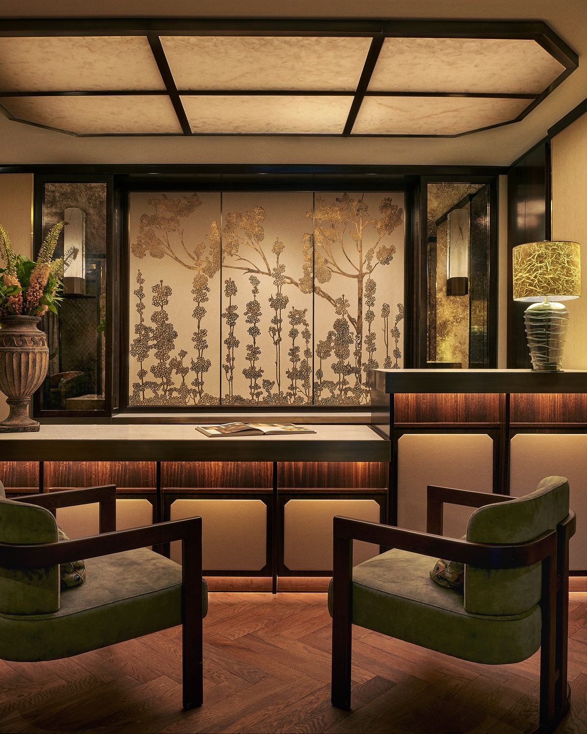 Behind the lobby reception desk wallcovering with trees rendered in stylised silk, hand-painted with gold leaf by the Parisian atelier Ulgador - Hôtel La Bourdonnais