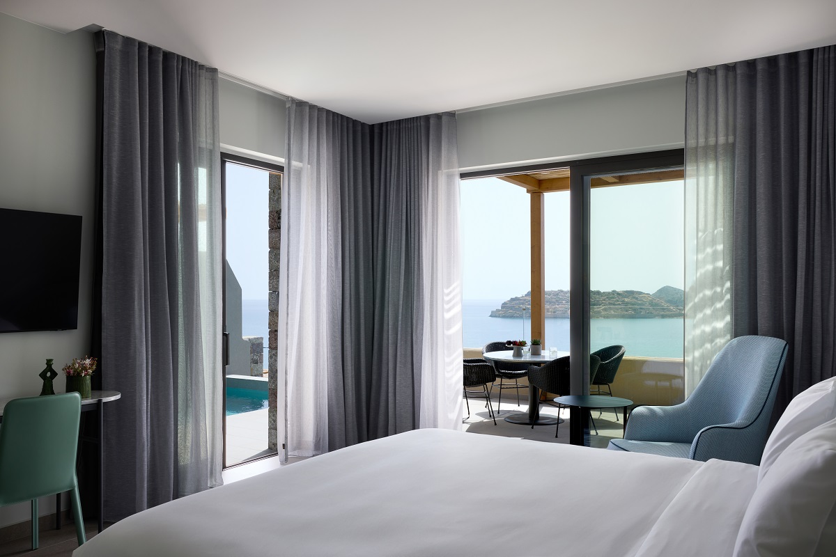 bed with view from Cayo_One Bedroom Family Suite Private Pool Sea View (1)
