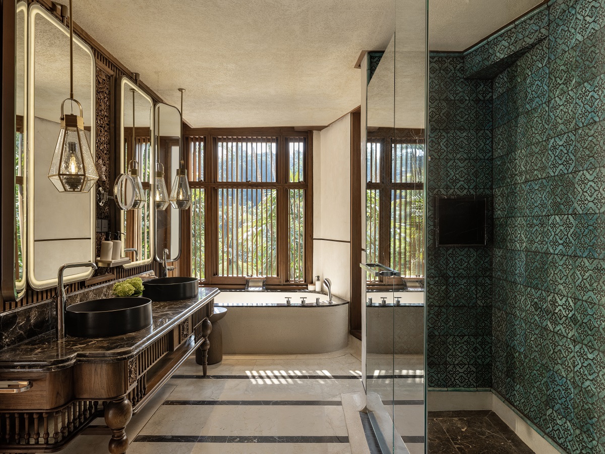 bathroom with balines decorative detials