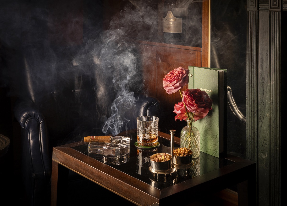 cigar, whiskey and roses on a table in The Lanesborough