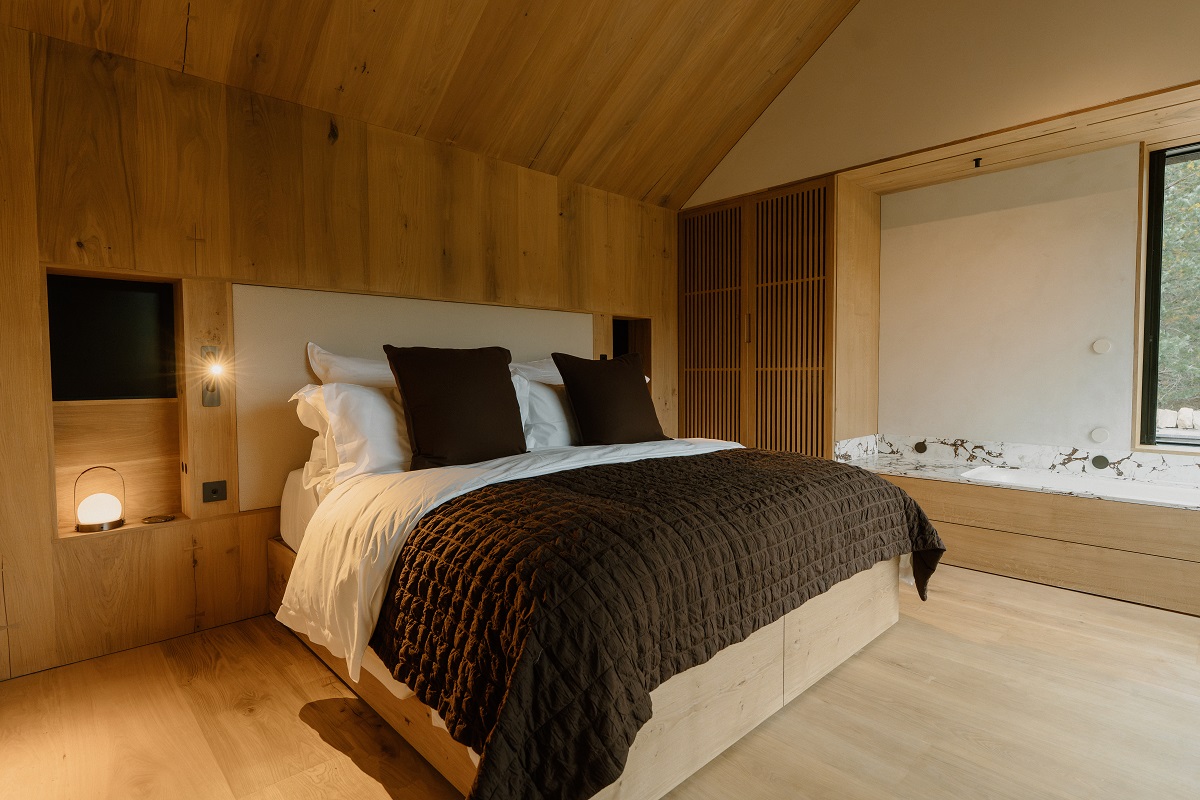 minimal wood panelled bedroom design in Kabn