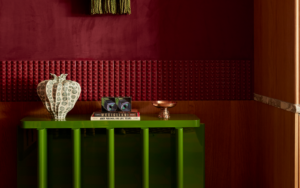 wilde amsterdam vignette on greentable against red wall