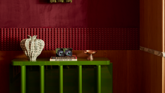 wilde amsterdam vignette on greentable against red wall