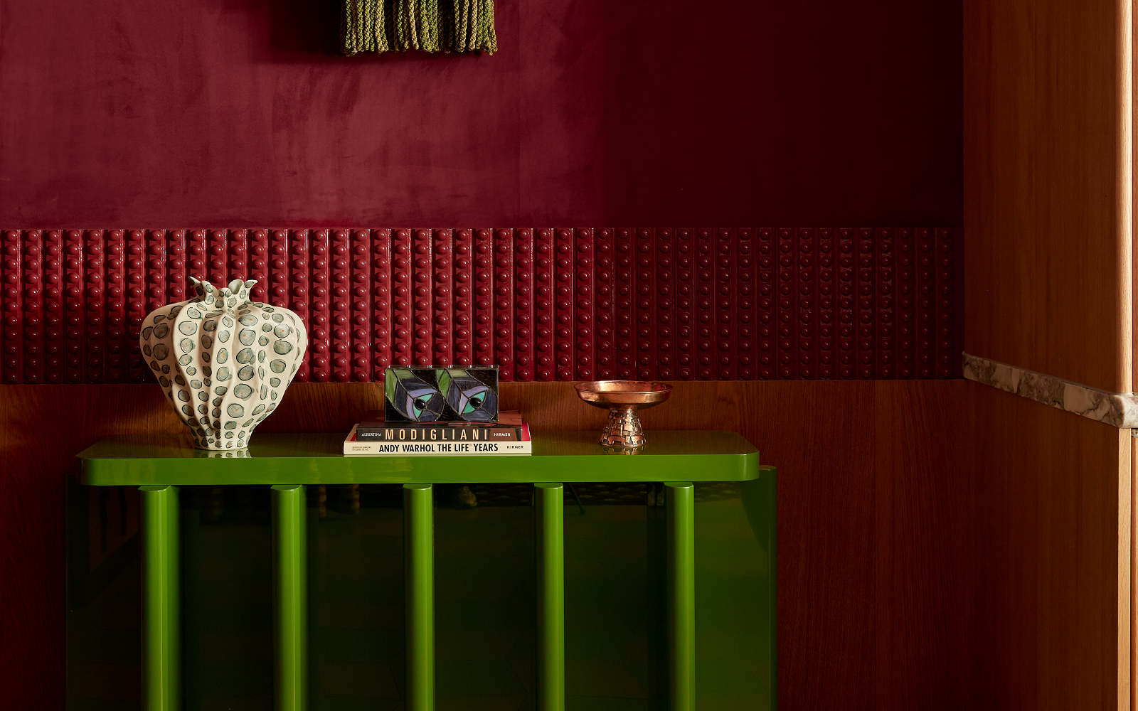 wilde amsterdam vignette on greentable against red wall