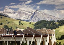 mountain views and architectural detail on the façade of COMO Alpina dolomites