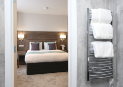 Grant Westfield waterproof bathroom wall panelling in hotel room of Marsham Hotel