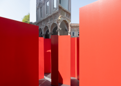 The journey, defined by Atlas Concorde’s Boost Expression ceramic surfaces in the Carbon shade – designed by Elisa Ossino – is marked by vertical walls finished with Mapei materials, emerging like geological fissures, guiding visitors toward a central reflective element. Here, the audience is invited to engage with their role in transforming the environment, entering into a dialogue between material, space, and design thinking. The Boost Expression collection brings materiality to life in its purest form. It was conceived with the goal of offering an extremely three-dimensional and tactile interpretation of the product, in perfect alignment with the theme of transformation represented by MAGMA. MAGMA serves as a metaphor for change, symbolizing nature as a constantly evolving organism, underscoring the need for a balanced relationship between humanity and the environment, even amid complexity.