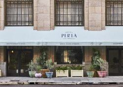 exterior facade with signage and plants at Hotel Per La