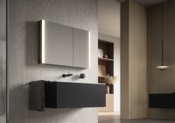 bathroom with Somaris mirrored cabinet by KEUCO