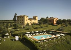 Exterior view of farmhouse and swimming pool at COMO Podere San Filippo