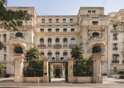 Shangri-La Paris - Courtyard @Shangri-La Paris HD (1)
