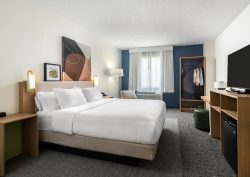 Spark by Hilton guestroom with kingsize bed