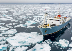 COMO boat expedition to the Arctic in sea of ice